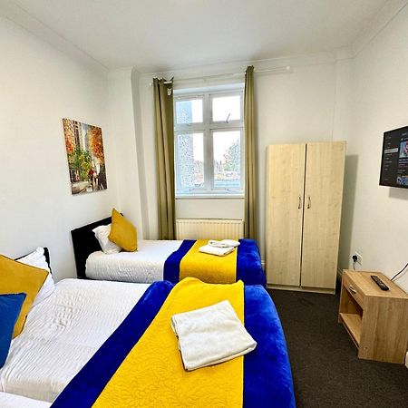 3 Bedrooms Spacious House, Separate Reception, 2 Full Bathrooms, Parking, Garden London Eksteriør billede