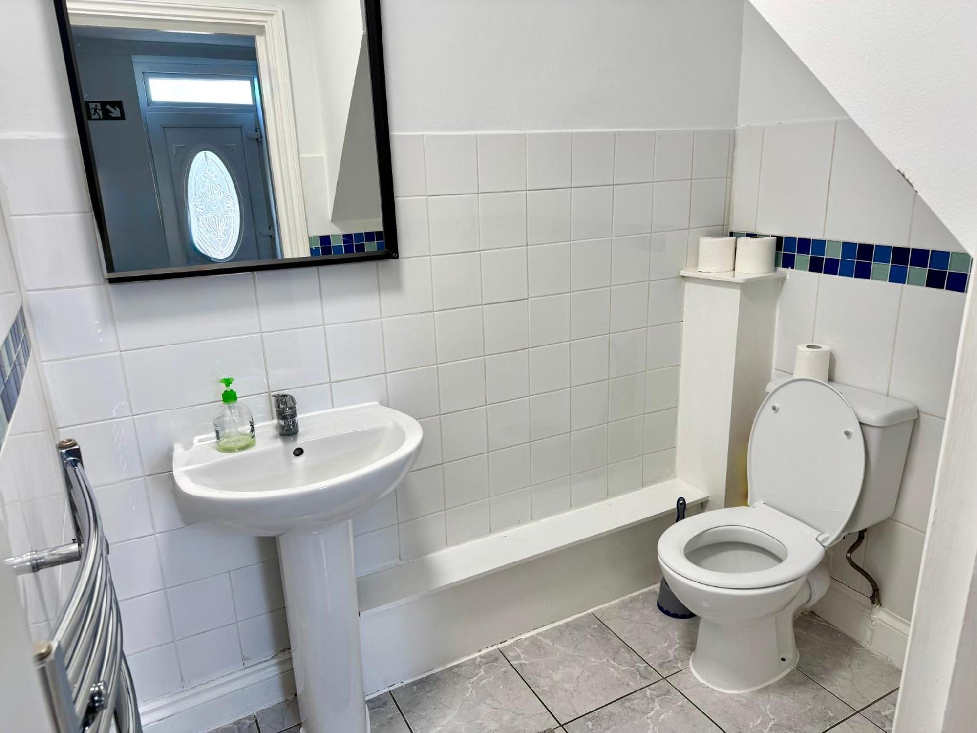 3 Bedrooms Spacious House, Separate Reception, 2 Full Bathrooms, Parking, Garden London Eksteriør billede