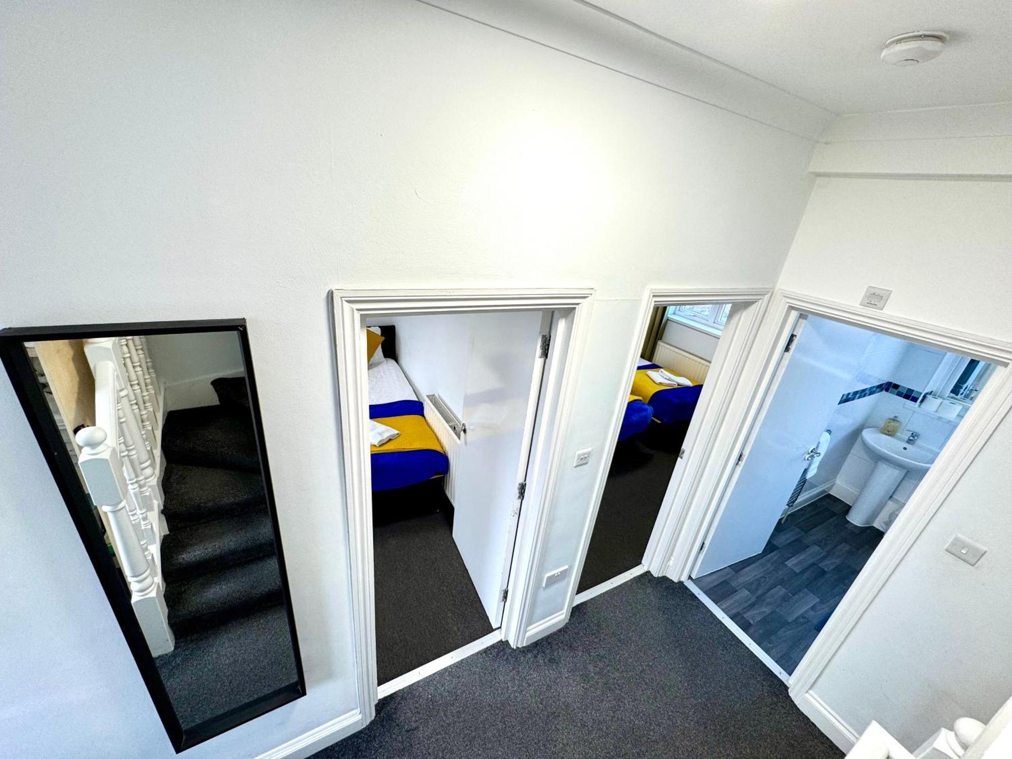 3 Bedrooms Spacious House, Separate Reception, 2 Full Bathrooms, Parking, Garden London Eksteriør billede