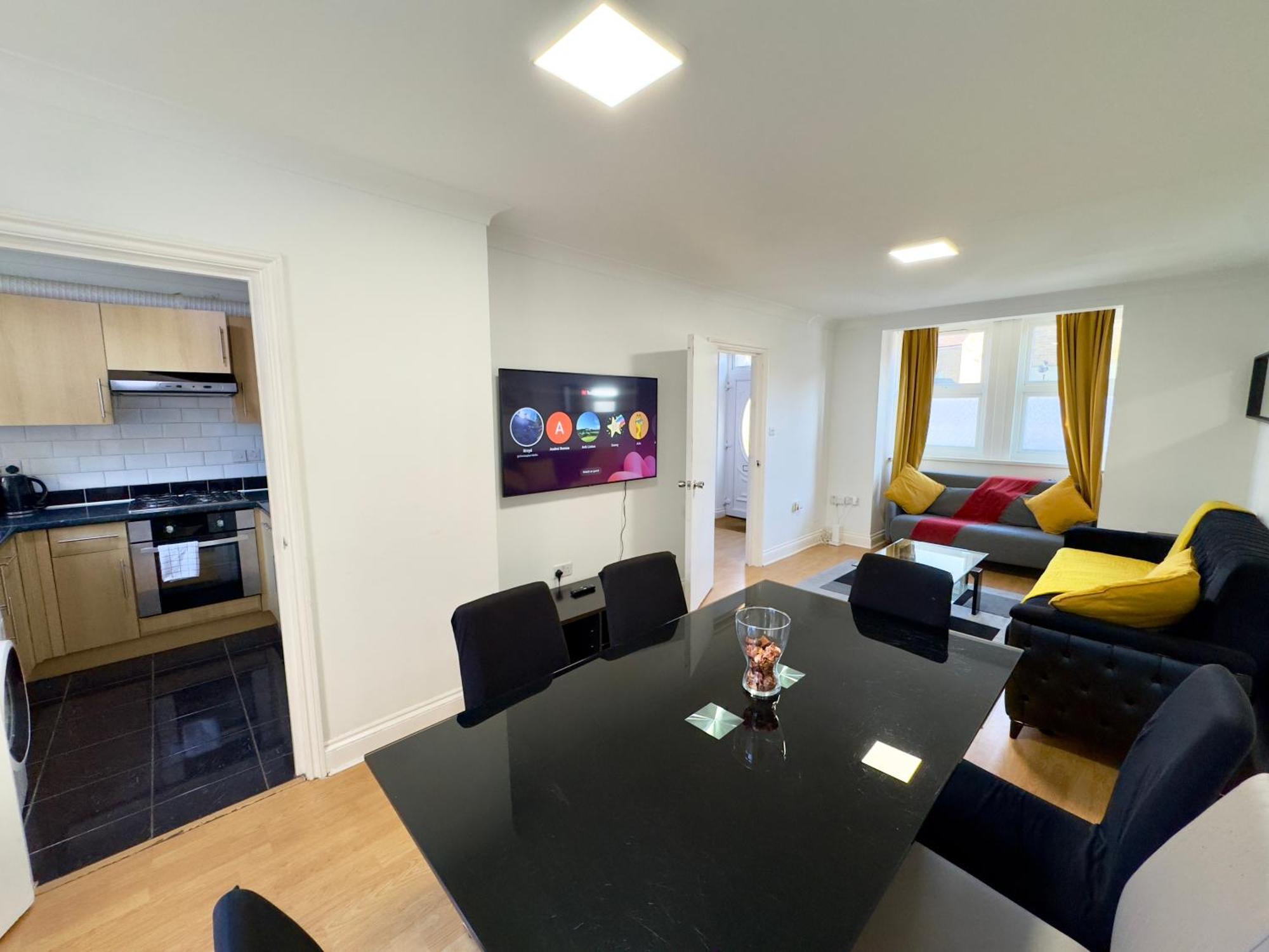 3 Bedrooms Spacious House, Separate Reception, 2 Full Bathrooms, Parking, Garden London Eksteriør billede