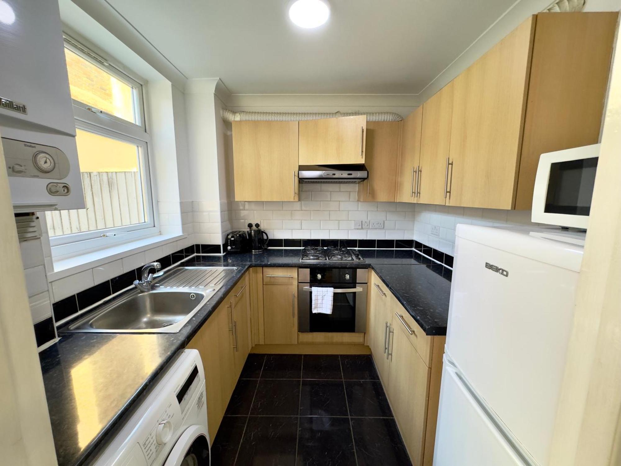 3 Bedrooms Spacious House, Separate Reception, 2 Full Bathrooms, Parking, Garden London Eksteriør billede